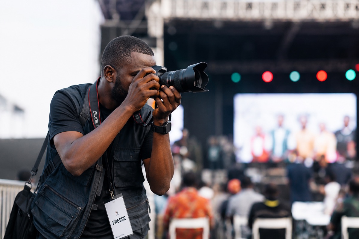 Photographe de presse AKÒHUNKA en couverture d'un événement